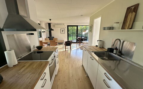 Ady - 150M from the Sea: Meubilair, Countertop, Keuken, Flooring, Hout, Toestel Van De Keuken, Verdieping, Cabinetry, Interieur Ontwerp, Major Appliance