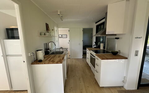 Ady - 150M from the Sea: Flooring, Verdieping, Houten Vloer, Cabinetry, Countertop, Appartement, Keuken, Hardwood, Beits, Wastafel