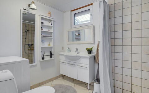 Leefke - 300M from the Sea: Interieur Ontwerp, Flooring, Loodgieterswerkinrichting, Wastafel, Verdieping, Badkamerkast, Wastafel In De Badkamer, Loodgieter, Kraan, Badkamer