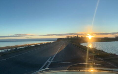 Leefke - 300M from the Sea: Lucht, Horizon, Zon, Weg, Zonsopkomst, Schemer, Ecoregio, Zonsondergang, Atmosferisch Fenomeen, Wolk