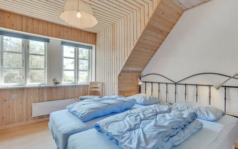 Ilja - 400M from the Sea: Slaapkamer, Hout, Bed, Meubilair, Interieur Ontwerp, Bedding, Plafond, Laken, Huis, Verdieping