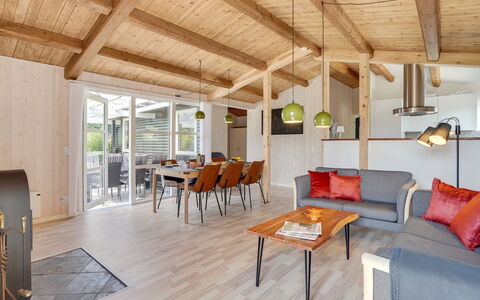 Westman - 200M from the Sea: Struik, Stedelijk Ontwerp, Groundcover, Steen, Appartement, Landgoed, Metselwerk, Balkon, Landscaping