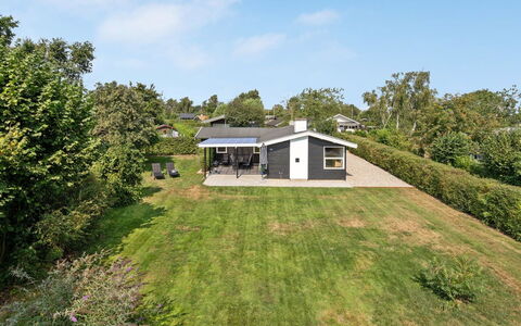 Westman - 200M from the Sea: Struik, Stedelijk Ontwerp, Groundcover, Steen, Appartement, Landgoed, Metselwerk, Balkon, Landscaping