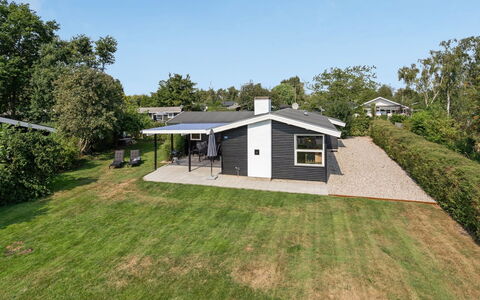 Westman - 200M from the Sea: Struik, Stedelijk Ontwerp, Groundcover, Steen, Appartement, Landgoed, Metselwerk, Balkon, Landscaping
