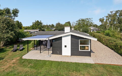 Westman - 200M from the Sea: Struik, Stedelijk Ontwerp, Groundcover, Steen, Appartement, Landgoed, Metselwerk, Balkon, Landscaping