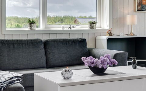 Gustava - 700M from the Sea: Meubilair, Interieur Ontwerp, Flooring, Verdieping, Woonkamer, Tafel, Bankstel, Bloempot, Kamerplant
