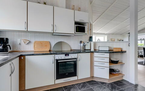 Gustava - 700M from the Sea: Keuken, Flooring, Hout, Countertop, Interieur Ontwerp, Verdieping, Plafond, Major Appliance, Toestel Van De Keuken, Cabinetry