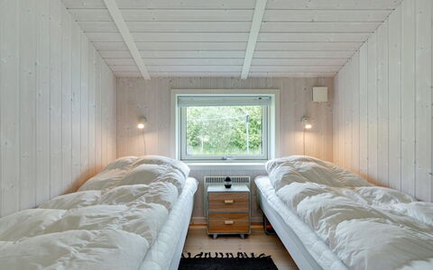 Gustava - 700M from the Sea: Hout, Slaapkamer, Bedding, Bed, Laken, Plafond, Bed Frame, Kamer, Hardwood, Plank