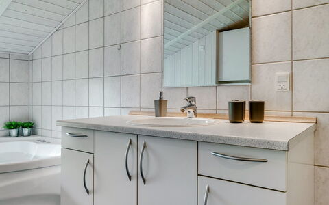 Gustava - 700M from the Sea: Interieur Ontwerp, Flooring, Loodgieterswerkinrichting, Muur, Wastafel, Verdieping, Countertop, Badkamer, Kraan, Badkamerkast