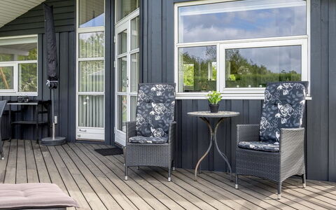Gustava - 700M from the Sea: Meubilair, Hout, Flooring, Stoel, Verdieping, Veranda, Interieur Ontwerp, Tafel, Buitenmeubels, Houten Vloer