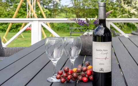 Gustava - 700M from the Sea: Fles, Wijn, Rode Wijn, Voedsel, Glazen Fles, Wijnfles, Barware