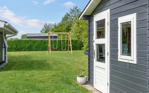 Gustava - 700M from the Sea: Hout, Siding, Deur, Huis, Tuin, Garden Gebouwen, Verblijf, Gazon, Backyard, Werf