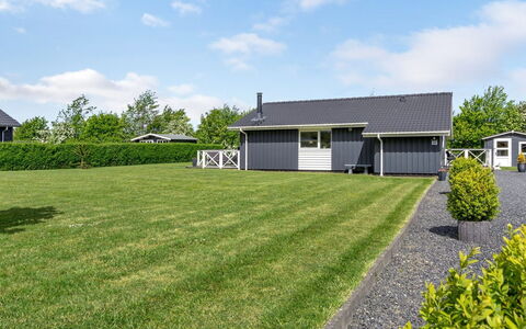 Gustava - 700M from the Sea: Huis, Dak, Huis, Verblijf, Gazon, Siding, Tuin, Werf, Landscaping, Schaduw