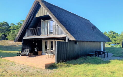 Emina - 400M from the Sea: Meubilair, Interieur Ontwerp, Stoel, Flooring, Tafel, Toevlucht, Verdieping, Plafond, Kamer, Eco Hotel