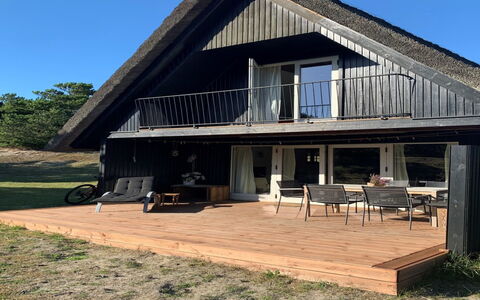 Emina - 400M from the Sea: Meubilair, Interieur Ontwerp, Stoel, Flooring, Tafel, Toevlucht, Verdieping, Plafond, Kamer, Eco Hotel