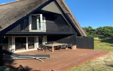 Emina - 400M from the Sea: Meubilair, Interieur Ontwerp, Stoel, Flooring, Tafel, Toevlucht, Verdieping, Plafond, Kamer, Eco Hotel