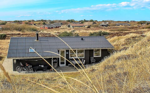 Vika - 600M from the Sea: Appartement, Schaduw, Balkon, Stoel, Hek, Buitenmeubels, Aluminium, Kunstgras