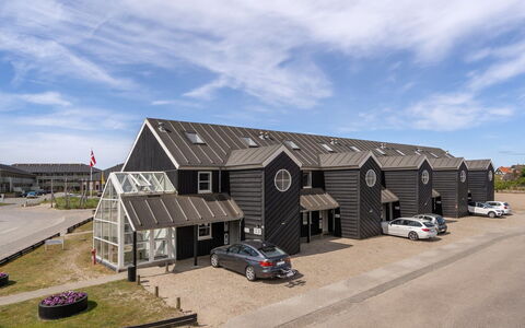 Ama - 100M from the Sea: Flooring, Verdieping, Plafond, Interieur Ontwerp, Countertop, Keuken, Cabinetry, Kamer, Major Appliance, Lichte Inrichting