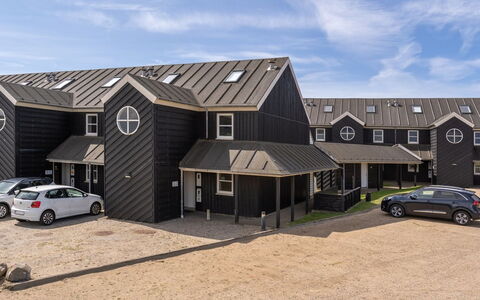 Ama - 100M from the Sea: Flooring, Verdieping, Plafond, Interieur Ontwerp, Countertop, Keuken, Cabinetry, Kamer, Major Appliance, Lichte Inrichting