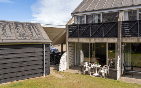 Ama - 100M from the Sea: Flooring, Verdieping, Plafond, Interieur Ontwerp, Countertop, Keuken, Cabinetry, Kamer, Major Appliance, Lichte Inrichting