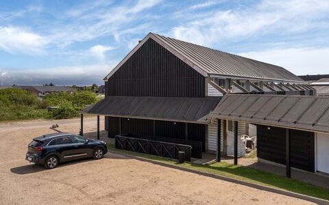 Ama - 100M from the Sea: Flooring, Verdieping, Plafond, Interieur Ontwerp, Countertop, Keuken, Cabinetry, Kamer, Major Appliance, Lichte Inrichting