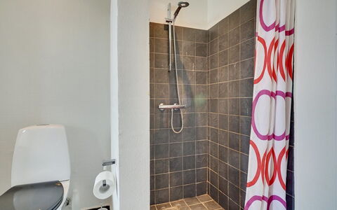 Anselmi - 450M from the Sea: Badkamer, Wc Bril, Loodgieterswerkinrichting, Flooring, Toilet, Muur, Verdieping, Interieur Ontwerp, Douche, Loodgieter