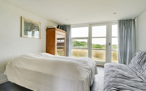 Anselmi - 450M from the Sea: Bed, Slaapkamer, Meubilair, Interieur Ontwerp, Laken, Hout, Verdieping, Flooring, Bedding, Linens