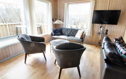 Svanhild - 1.2Km from the Sea: Struik, Stedelijk Ontwerp, Groundcover, Steen, Appartement, Landgoed, Metselwerk, Balkon, Landscaping
