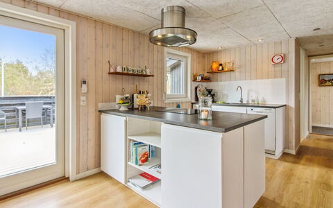 Nielsine - 1.5Km from the Sea: Keuken, Toestel Van De Keuken, Hout, Major Appliance, Countertop, Flooring, Huishoudapparatuur, Cabinetry, Huis, Interieur Ontwerp