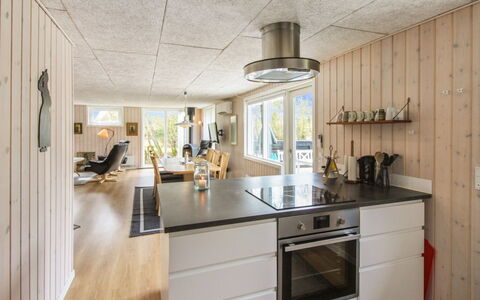 Nielsine - 1.5Km from the Sea: Keuken, Hout, Flooring, Countertop, Plafond, Toestel Van De Keuken, Major Appliance, Verdieping, Interieur Ontwerp, Huishoudapparatuur