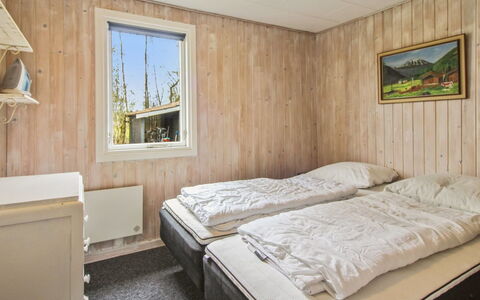 Nielsine - 1.5Km from the Sea: Slaapkamer, Bed, Hout, Laken, Bedding, Verdieping, Flooring, Interieur Ontwerp, Bed Frame, Plafond