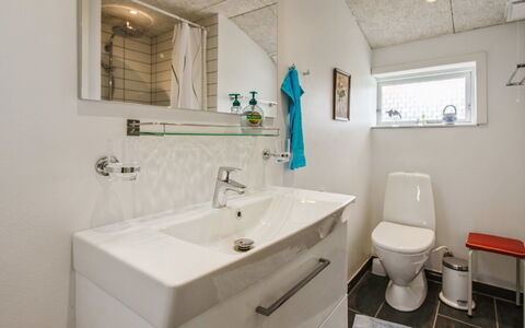Nielsine - 1.5Km from the Sea: Wastafel In De Badkamer, Loodgieterswerkinrichting, Badkamer, Flooring, Wastafel, Interieur Ontwerp, Verdieping, Kraan, Badkamerkast, Toilet