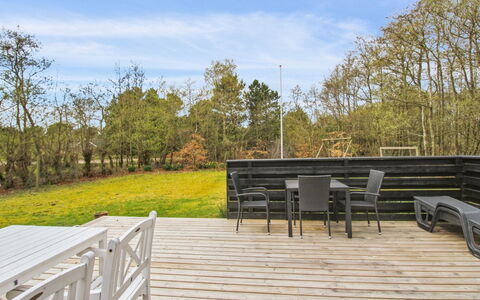 Nielsine - 1.5Km from the Sea: Lucht, Hout, Houten Vloer, Hardwood, Plank, Dek, Boardwalk, Beits, Zonlicht, Gang