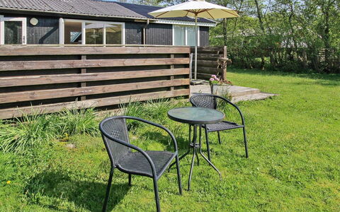 Nielsine - 1.5Km from the Sea: Verblijf, Backyard, Tuin, Gazon, Schaduw, Buitenmeubels, Buitentafel, Werf, Stoel, Siding