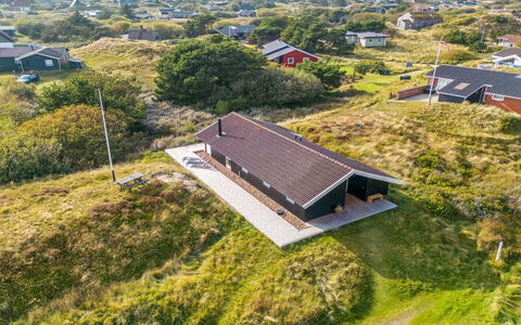 Edvardine - 400M from the Sea: Struik, Stedelijk Ontwerp, Groundcover, Steen, Appartement, Landgoed, Metselwerk, Balkon, Landscaping