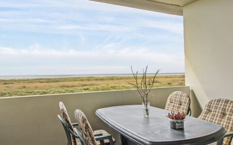 Anette - 50M from the Sea: Struik, Stedelijk Ontwerp, Groundcover, Steen, Appartement, Landgoed, Metselwerk, Balkon, Landscaping