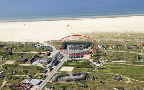 Anette - 50M from the Sea: Struik, Stedelijk Ontwerp, Groundcover, Steen, Appartement, Landgoed, Metselwerk, Balkon, Landscaping
