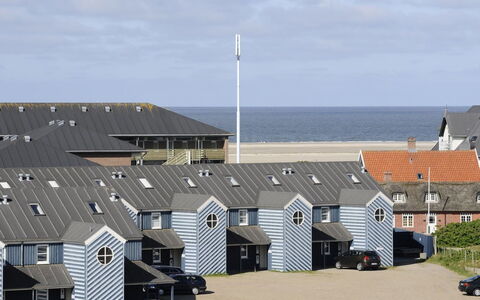 Ronia - 100M from the Sea: Dak, Architectuur, Siding, Huis, Oprit, Landgoed, Schaduw, Werf, Daylighting, Binnenplaats