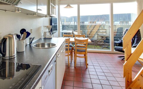 Ronia - 100M from the Sea: Hout, Flooring, Meubilair, Verdieping, Houten Vloer, Appartement, Huis, Hardwood, Beits, Stoel