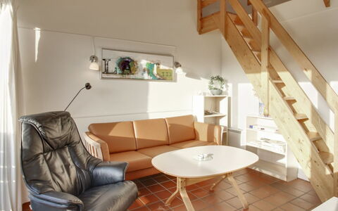 Ronia - 100M from the Sea: Meubilair, Interieur Ontwerp, Flooring, Hout, Verdieping, Kamer, Woonkamer, Plafond, Bankstel, Stoel