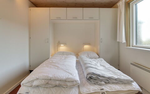 Ronia - 100M from the Sea: Slaapkamer, Bed, Interieur Ontwerp, Flooring, Verdieping, Hout, Meubilair, Plafond, Laken, Kamer