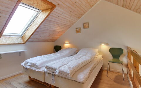 Ronia - 100M from the Sea: Bed, Slaapkamer, Bedding, Interieur Ontwerp, Laken, Hout, Verdieping, Flooring, Plafond, Meubilair