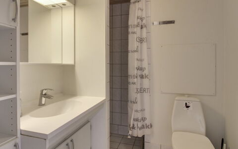 Ronia - 100M from the Sea: Loodgieterswerkinrichting, Wastafel In De Badkamer, Flooring, Badkamer, Interieur Ontwerp, Verdieping, Wastafel, Kraan, Loodgieter, Toilet