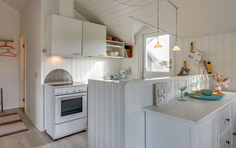 Lilja - 1.5Km from the Sea: Keuken, Interieur Ontwerp, Flooring, Hout, Plafond, Meubilair, Countertop, Lichte Inrichting, Verdieping, Toestel Van De Keuken
