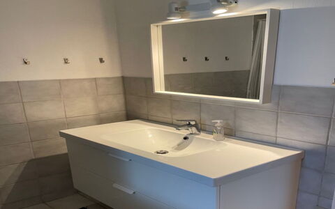 Lilja - 1.5Km from the Sea: Flooring, Wastafel In De Badkamer, Verdieping, Loodgieterswerkinrichting, Badkamerkast, Interieur Ontwerp, Wastafel, Loodgieter, Kraan, Badkamer