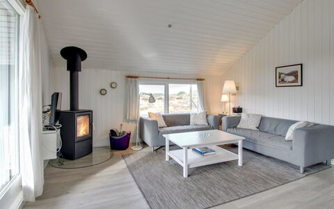 Lilja - 1.5Km from the Sea: Hout, Meubilair, Flooring, Bankstel, Verdieping, Huis, Interieur Ontwerp, Plafond, Woonkamer, Houten Vloer
