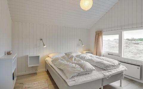 Lilja - 1.5Km from the Sea: Slaapkamer, Plafond, Bed, Bedding, Laken, Interieur Ontwerp, Verdieping, Bed Frame, Linens, Kamer