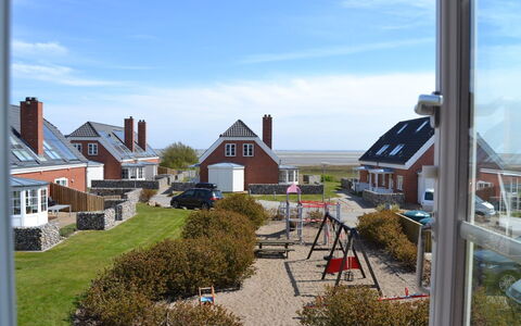 Joonas - 100M from the Sea: Gebouw, Huis, Venster, Huis, Dak, Woongebied, Struik, Verblijf, Land Lot