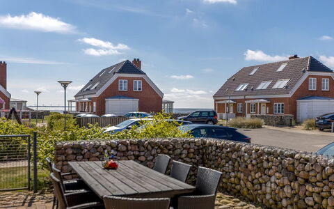 Joonas - 100M from the Sea: Gebouw, Huis, Venster, Huis, Dak, Woongebied, Struik, Verblijf, Land Lot