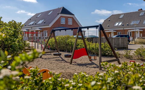 Joonas - 100M from the Sea: Gebouw, Huis, Venster, Huis, Dak, Woongebied, Struik, Verblijf, Land Lot
